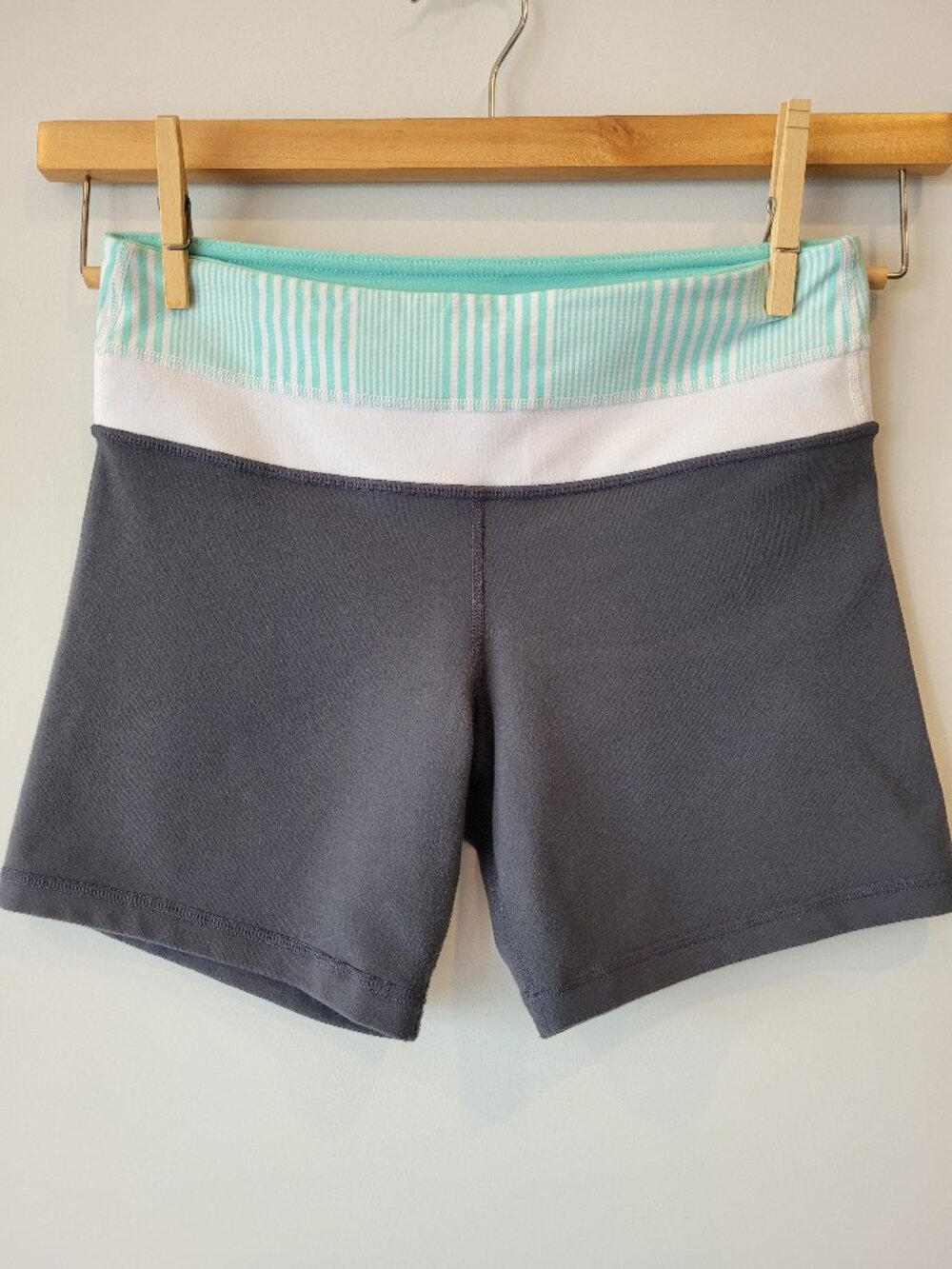Lululemon Reverse Groove Shorts Grey Mint Green White Striped Gym Yoga Size 4